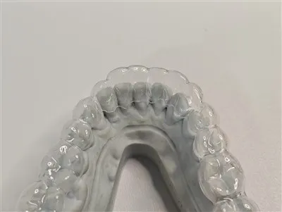 Transparenter Zahnhalter